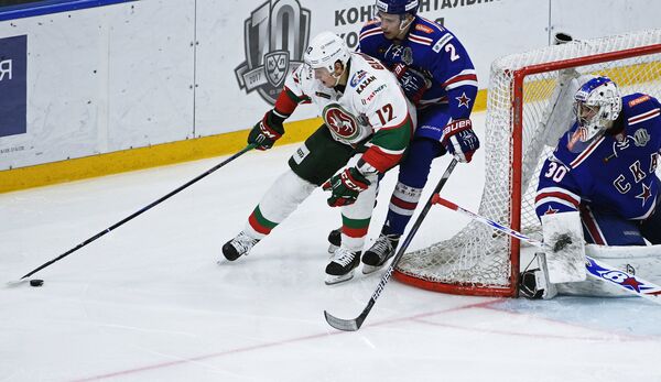 Форвард ХК Ак Барс Михаил Глухов и игроки ХК СКА Артём Зуб и Игорь Шестёркин (слева направо) Форвард ХК Ак Барс Михаил Глухов и игроки ХК СКА Артём Зуб и Игорь Шестёркин (слева направо)