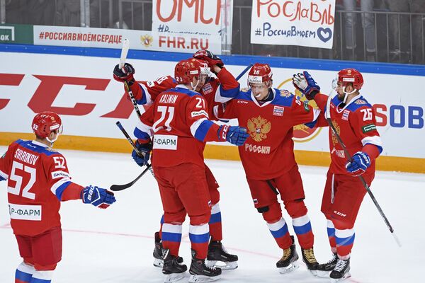 Хоккеисты сборной России радуются заброшенной шайбе Хоккеисты сборной России радуются заброшенной шайбе