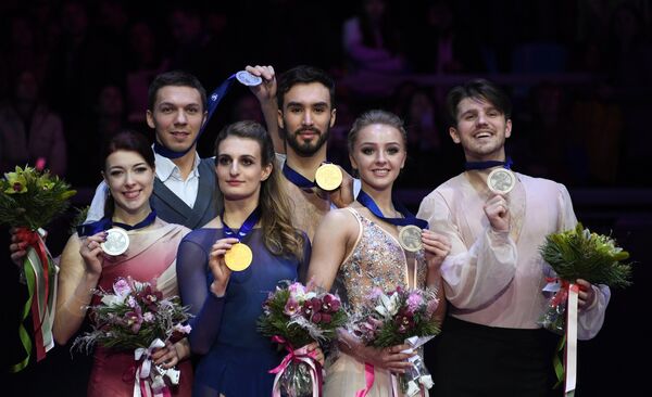 Екатерина Боброва/Дмитрий Соловьев, Габриэлла Пападакис/Гийом Сизерон и Александр Степанова/Иван Букин (слева направо) Екатерина Боброва/Дмитрий Соловьев, Габриэлла Пападакис/Гийом Сизерон и Александр Степанова/Иван Букин (слева направо)