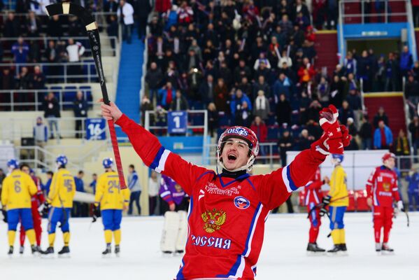 Игрок сборной России по хоккею с мячом Сергей Ломанов Игрок сборной России по хоккею с мячом Сергей Ломанов