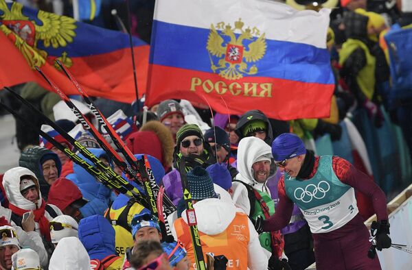 Российский спортсмен Александр Большунов (справа) Российский спортсмен Александр Большунов (справа)
