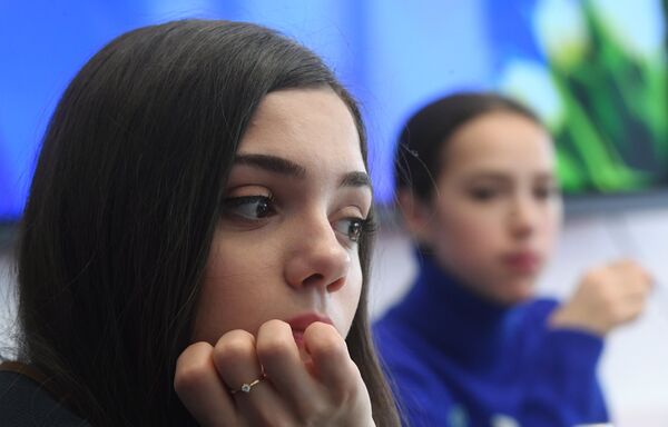 Евгения Медведева (слева) и Алина Загитова Евгения Медведева (слева) и Алина Загитова