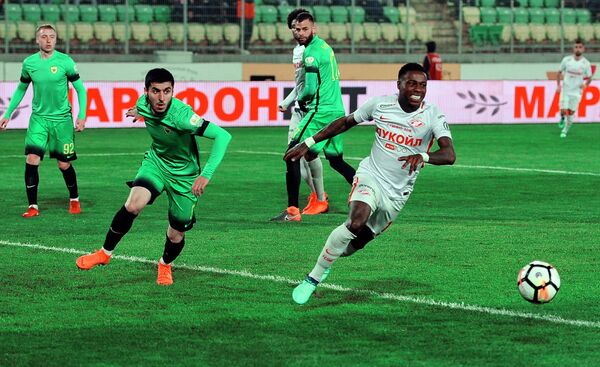 Хавбек ФК Спартак Куинси Промес (справа) Хавбек ФК Спартак Куинси Промес (справа)
