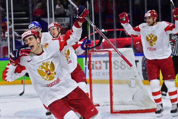 Форвард сборной России Максим Шалунов (слева) Форвард сборной России Максим Шалунов (слева)