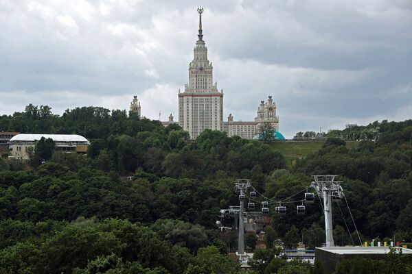 Вид на канатную дорогу на Воробьевых горах Вид на канатную дорогу на Воробьевых горах