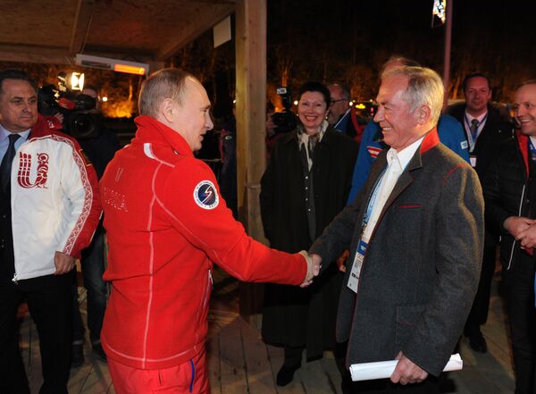 Президент России Владимир Путин и австрийский горнолыжник Карл Шранц (слева направо на первом плане) Президент России Владимир Путин и австрийский горнолыжник Карл Шранц (слева направо на первом плане)
