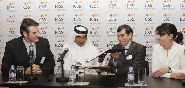 Президент ICSS Мохаммед Ханзаб и персонал факультета Университета Париж 1 Пантеон-Сорбонна Президент ICSS Мохаммед Ханзаб и персонал факультета Университета Париж 1 Пантеон-Сорбонна