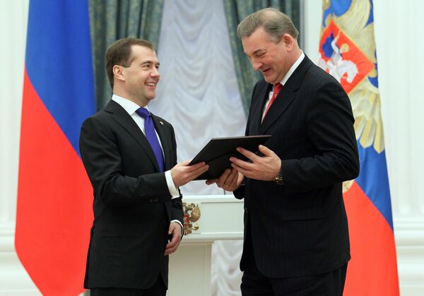 Дмитрий Медведев и Владислав Третьяк (слева направо) Дмитрий Медведев и Владислав Третьяк (слева направо)