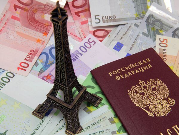 Купюры евро и российский паспорт Купюры евро и российский паспорт