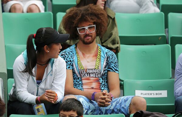 Диджей Редфу, участник дуэта LMFAO, со своей девушкой Диджей Редфу, участник дуэта LMFAO, со своей девушкой