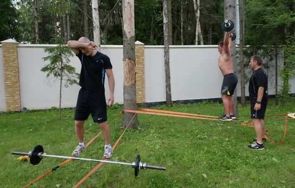 Российские спортсмены Александр Хорошилов, Владислав Новиков и тренер команды по общей физической подготовке Фурлан Само Российские спортсмены Александр Хорошилов, Владислав Новиков и тренер команды по общей физической подготовке Фурлан Само