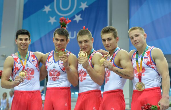 Российские спортсмены Эмин Гарибов, Николай Куксенков, Никита Игнатьев, Давид Белявский, Денис Аблязин (слева направо), завоевавшие золотые медали во время соревнований по спортивной гимнастике Российские спортсмены Эмин Гарибов, Николай Куксенков, Никита Игнатьев, Давид Белявский, Денис Аблязин (слева направо), завоевавшие золотые медали во время соревнований по спортивной гимнастике