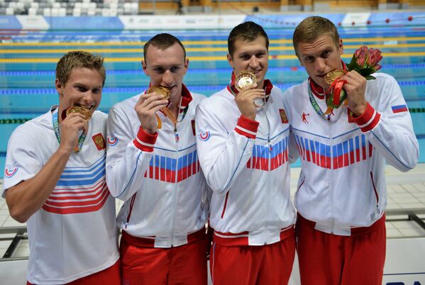 Команда России, завоевавшая золотые медали в финальных соревнованиях по плаванию на дистанции эстафеты 4х100 м комплексом Команда России, завоевавшая золотые медали в финальных соревнованиях по плаванию на дистанции эстафеты 4х100 м комплексом