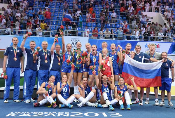 Игроки сборной России, завоевавшие золотые медали, на церемонии награждения Игроки сборной России, завоевавшие золотые медали, на церемонии награждения