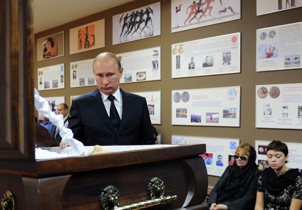 В.Путин на церемонии прощания с А.Рахлиным В.Путин на церемонии прощания с А.Рахлиным