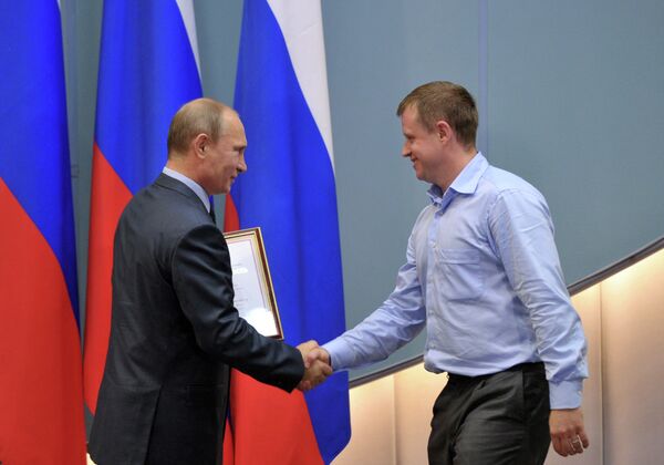 Президент России Владимир Путин (справа) вручает благодарственную грамоту мастеру спорта международного класса Максиму Соловьеву Президент России Владимир Путин (справа) вручает благодарственную грамоту мастеру спорта международного класса Максиму Соловьеву