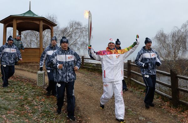 Факелоносец во время эстафеты олимпийского огня в городе Плес Ивановской области Факелоносец во время эстафеты олимпийского огня в городе Плес Ивановской области