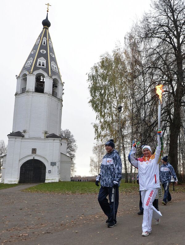 Факелоносец во время эстафеты олимпийского огня в городе Плес Ивановской области Факелоносец во время эстафеты олимпийского огня в городе Плес Ивановской области