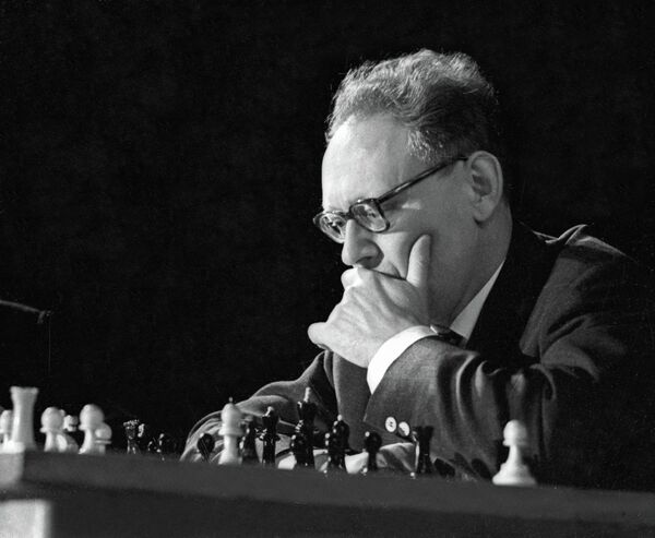 Чемпион мира по шахматам Михаил Ботвинник во время игры Чемпион мира по шахматам Михаил Ботвинник во время игры
