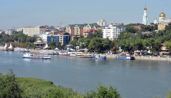 Вид на Ростов-на-Дону с левого берега реки Дон Вид на Ростов-на-Дону с левого берега реки Дон