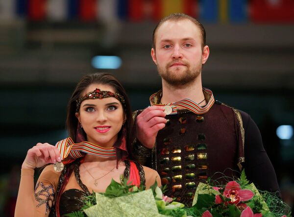 Бронзовые медалисты чемпионата Европы по фигурному катанию - Вера Базарова и Юрий Ларионов Бронзовые медалисты чемпионата Европы по фигурному катанию - Вера Базарова и Юрий Ларионов