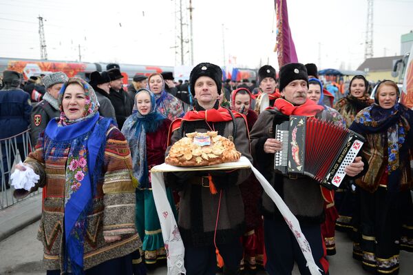 Торжественная церемония встречи олимпийского огня на железнодорожном вокзале в Новочеркасске Торжественная церемония встречи олимпийского огня на железнодорожном вокзале в Новочеркасске