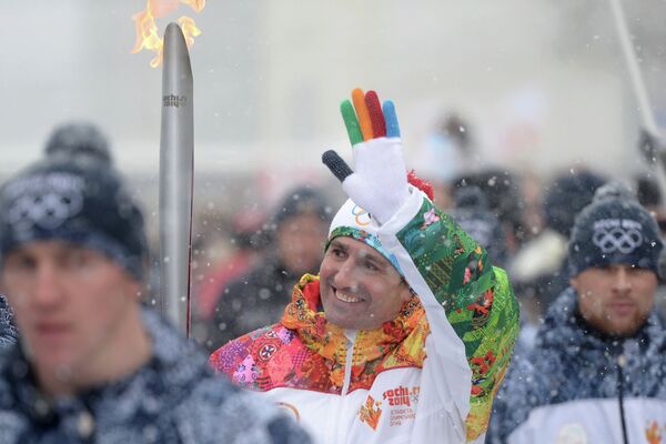 Олимпийский чемпион 2000 года по гандболу, чемпион Европы и мира Игорь Лавров во время эстафеты олимпийского огня в Ставрополе Олимпийский чемпион 2000 года по гандболу, чемпион Европы и мира Игорь Лавров во время эстафеты олимпийского огня в Ставрополе