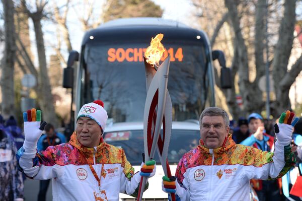 Пан Ги Мун (слева) и Томас Бах Пан Ги Мун (слева) и Томас Бах