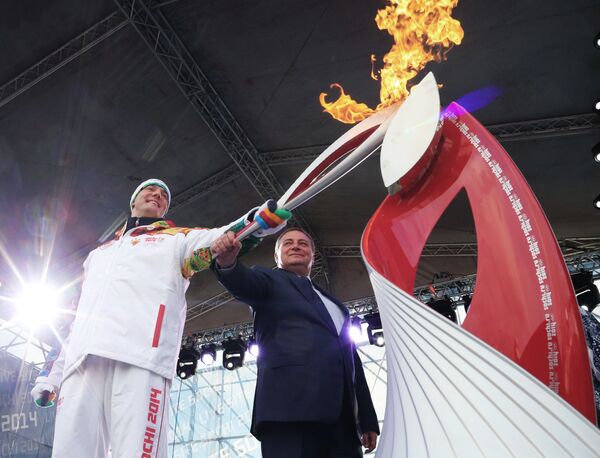 Президент Оргкомитета Сочи 2014 Дмитрий Чернышенко (слева) во время церемонии зажжения чаши олимпийского Огня в Сочи Президент Оргкомитета Сочи 2014 Дмитрий Чернышенко (слева) во время церемонии зажжения чаши олимпийского Огня в Сочи
