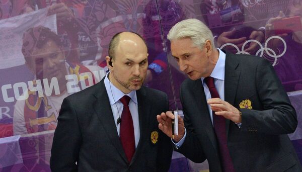 Тренерский штаб сборной России по хоккею Дмитрий Юшкевич и главный тренер Зинэтула Билялетдинов (слева направо) наблюдает за ходом игры против словацкой команды Тренерский штаб сборной России по хоккею Дмитрий Юшкевич и главный тренер Зинэтула Билялетдинов (слева направо) наблюдает за ходом игры против словацкой команды