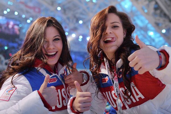 Российские фигуристки Елена Ильиных (слева) и Аделина Сотникова на церемонии закрытия XXII зимних Олимпийских игр в Сочи Российские фигуристки Елена Ильиных (слева) и Аделина Сотникова на церемонии закрытия XXII зимних Олимпийских игр в Сочи
