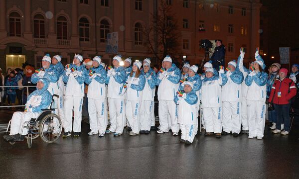 Факелоносцы во время эстафеты Паралимпийского огня Факелоносцы во время эстафеты Паралимпийского огня
