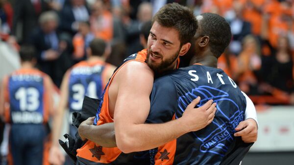 Баскетболисты Валенсии Хуанхо Тригейро и Ромэйн Сато радуются победе в финальном матче Кубка Европы 2013/2014