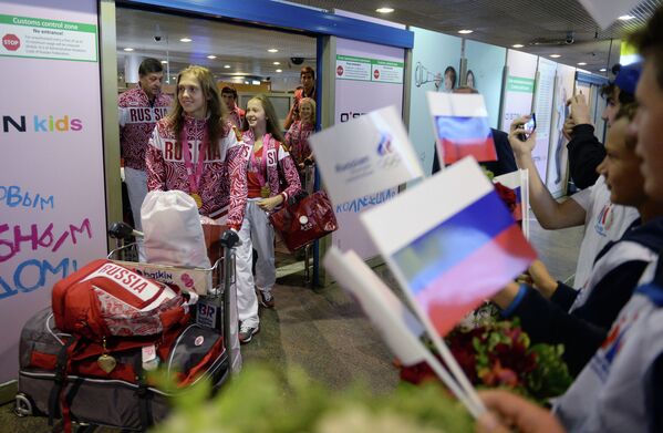 Участники сборной России, прибывшей со II летних юношеских Олимпийских игр во время встречи в аэропорту Шереметьево Участники сборной России, прибывшей со II летних юношеских Олимпийских игр во время встречи в аэропорту Шереметьево
