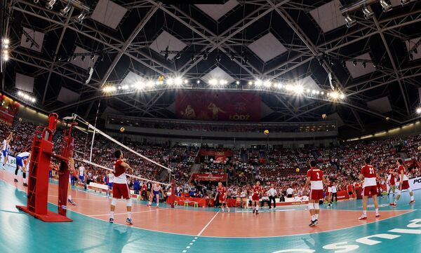 Игроки на разминке перед матчем чемпионата мира по волейболу между командами Польши и России Игроки на разминке перед матчем чемпионата мира по волейболу между командами Польши и России