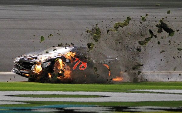 Горящий автомобиль пилота Мартина Труэ-младшего во время этапа серии NASCAR Sprint Cup series qualifying на трассе в Дайтоне Бич Горящий автомобиль пилота Мартина Труэ-младшего во время этапа серии NASCAR Sprint Cup series qualifying на трассе в Дайтоне Бич