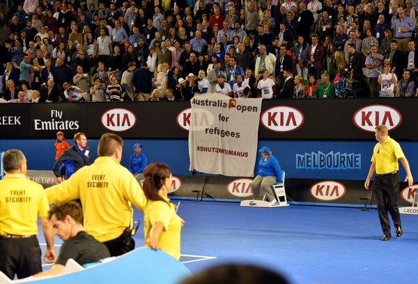 Болельщики во время финального матча Australian Open Маррей - Джокович с баннером со словами Australia Open for refugees (Австралия открыта для беженцев) Болельщики во время финального матча Australian Open Маррей - Джокович с баннером со словами Australia Open for refugees (Австралия открыта для беженцев)