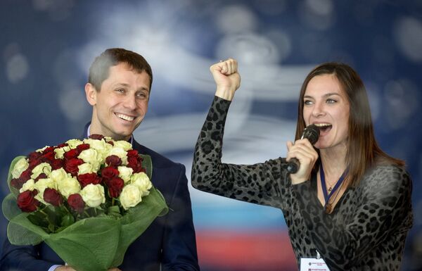 Олимпийский чемпион в беге на 800 м Юрий Борзаковский и двукратная олимпийская чемпионка в прыжках с шестом Елена Исинбаева Олимпийский чемпион в беге на 800 м Юрий Борзаковский и двукратная олимпийская чемпионка в прыжках с шестом Елена Исинбаева