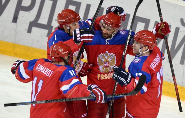 Игроки сборной России по хоккею радуются забитой шайбе Игроки сборной России по хоккею радуются забитой шайбе