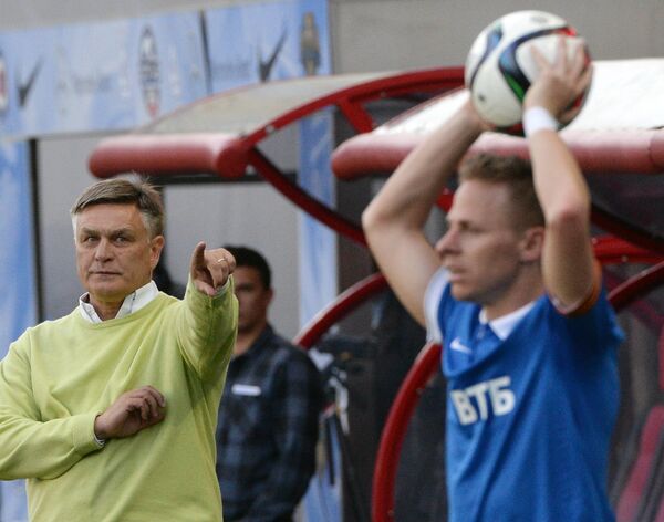Главный тренер Торпедо Валерий Петраков (слева) и полузащитник Динамо Балаж Джуджак Главный тренер Торпедо Валерий Петраков (слева) и полузащитник Динамо Балаж Джуджак