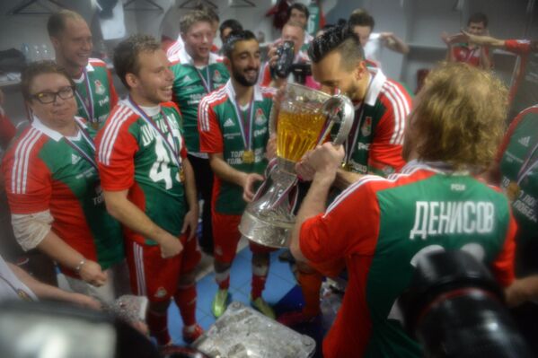 Футболисты Локомотива в раздевалке после победы в финальном матче Кубка России Футболисты Локомотива в раздевалке после победы в финальном матче Кубка России