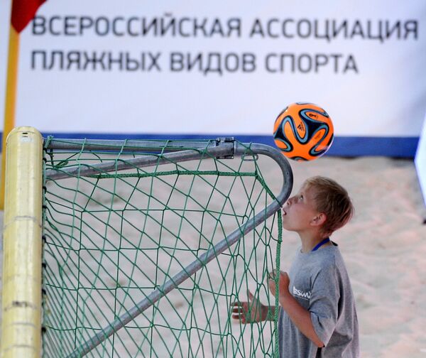 Во время матча этапа Евролиги по пляжному футболу между сборными командами России и Польши Во время матча этапа Евролиги по пляжному футболу между сборными командами России и Польши