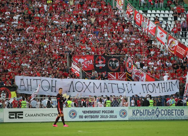 Болельщики Спартака с баннером посвященным своему товарищу Антону Феоктистову Болельщики Спартака с баннером посвященным своему товарищу Антону Феоктистову