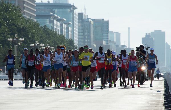 Спортсмены во время марафона на чемпионате мира по легкой атлетике Спортсмены во время марафона на чемпионате мира по легкой атлетике