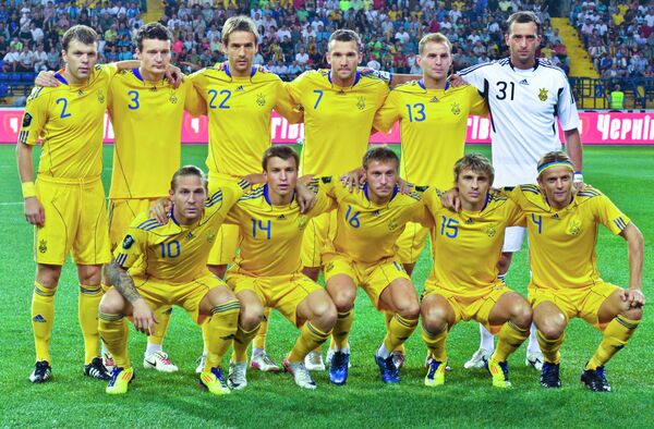 Футболисты сборной Украины по футболу. Второй справа на первом плане - Максим Калиниченко Футболисты сборной Украины по футболу. Второй справа на первом плане - Максим Калиниченко