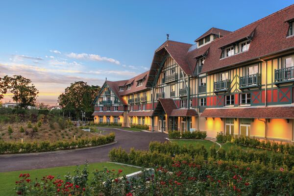 Внешний вид отеля Renaissance Paris Hippodrome de St.Cloud Hotel Внешний вид отеля Renaissance Paris Hippodrome de St.Cloud Hotel