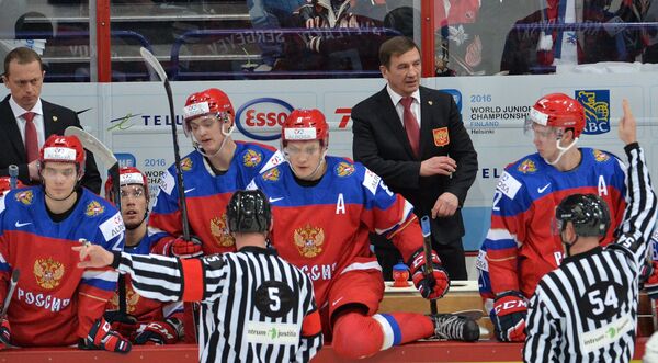 Хоккеисты сборной России и Валерий Брагин (третий справа) Хоккеисты сборной России и Валерий Брагин (третий справа)