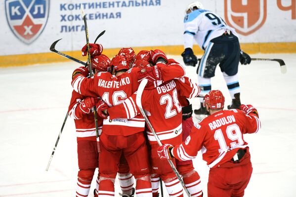 Хоккеисты Спартака радуются заброшенной шайбе Хоккеисты Спартака радуются заброшенной шайбе