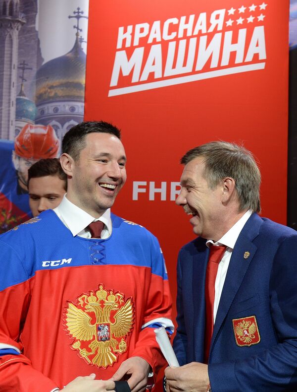 Главный тренер сборной России по хоккею Олег Знарок и форвард ХК СКА Илья Ковальчук (справа налево) Главный тренер сборной России по хоккею Олег Знарок и форвард ХК СКА Илья Ковальчук (справа налево)