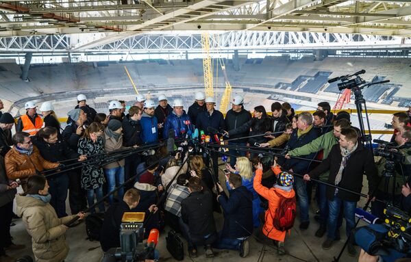 Представители FIFA и оргкомитета Россия-2018 отвечают на вопросы журналистов во время посещения стадиона Зенит-Арена Представители FIFA и оргкомитета Россия-2018 отвечают на вопросы журналистов во время посещения стадиона Зенит-Арена